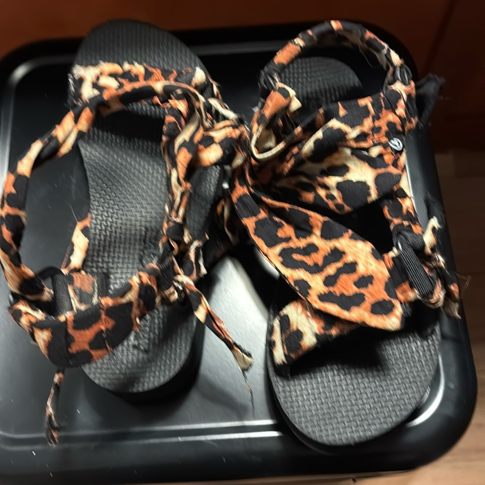 Arizona Love

Trekky Leopard-Print Bandana Sport Sandals